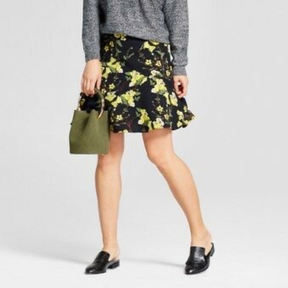 EUC Who What Wear Floral Circle Skirt Size 4